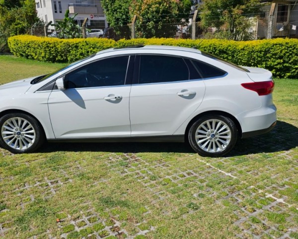FOCUS 2.0 TITANIUM AUTOMÁTICO + TETO SOLAR 